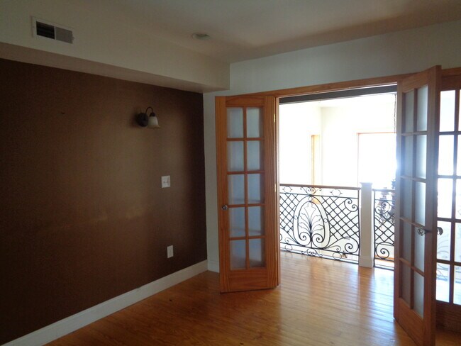 Building Photo - 2727 Hudson St