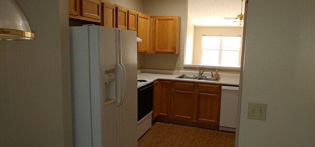 kitchen - 2016 Swallowtail Ct