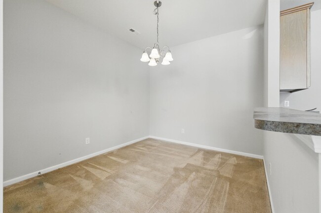 Building Photo - Super Cute, 2 bedroom 1 bath townhome in P...