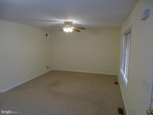 Building Photo - 10 Fairview Ave