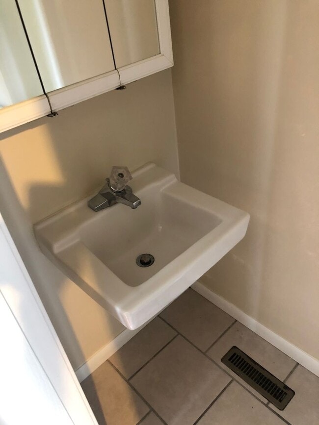 Building Photo - 3 bedroom, 2.5 bathroom townhome: Timber Ridge