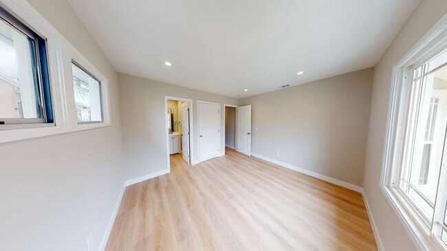 Building Photo - 4BD/3BA on Pontiac!!