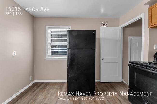 Building Photo - 14215 Tabor Ave, Maple Heights- Spacious 3...