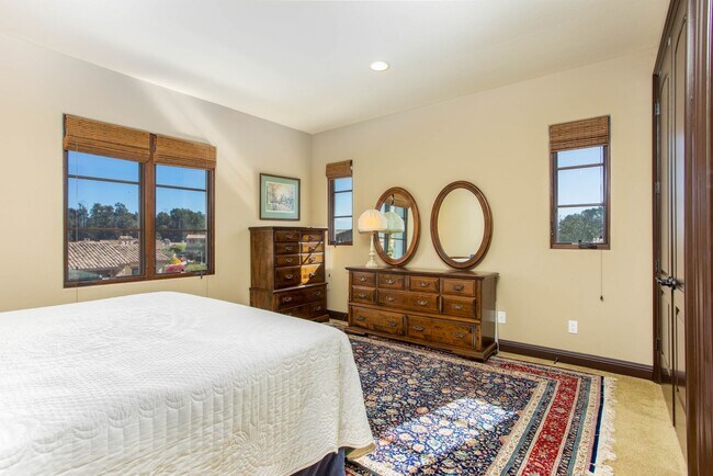 Building Photo - Large 5 bed / 5 bath Tuscan Style Home on ...
