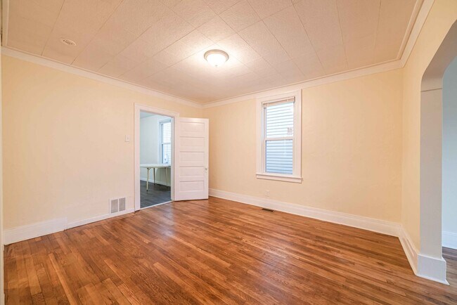 Building Photo - $1300 - Spacious Hamtramck home