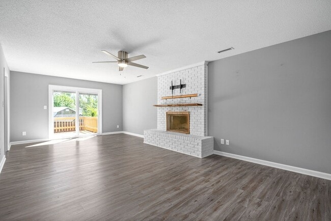 Building Photo - 830 Iris Ln