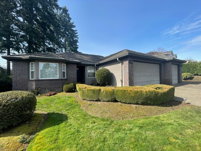 Building Photo - Clackamas Ranch 3 bedroom 2 bathroom - W/D...