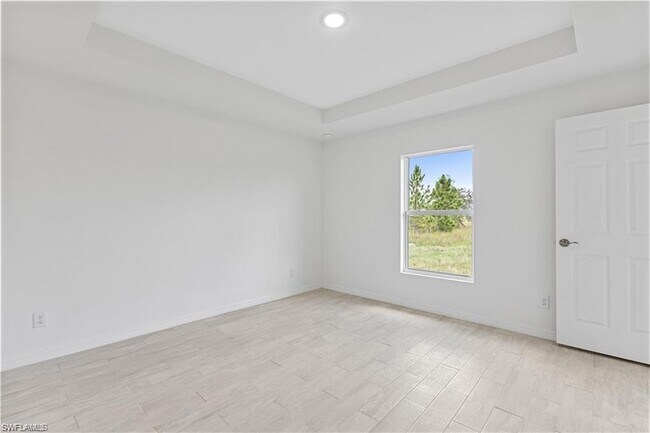 Building Photo - 835 Palomino St E