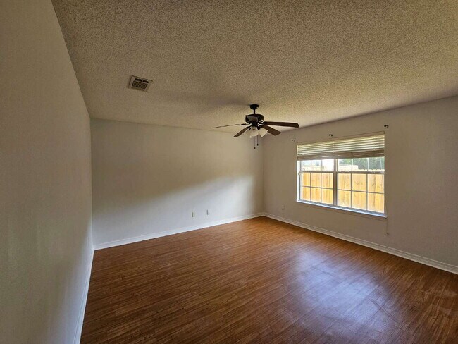 Building Photo - "Charming 3-Bedroom Gem with 2 Baths and 1,715 Sq Ft in Pensacola's Serene Airway Oaks"