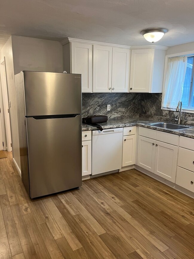 Building Photo - Bright & Sunny 2 Ba / 1 Ba Condominium