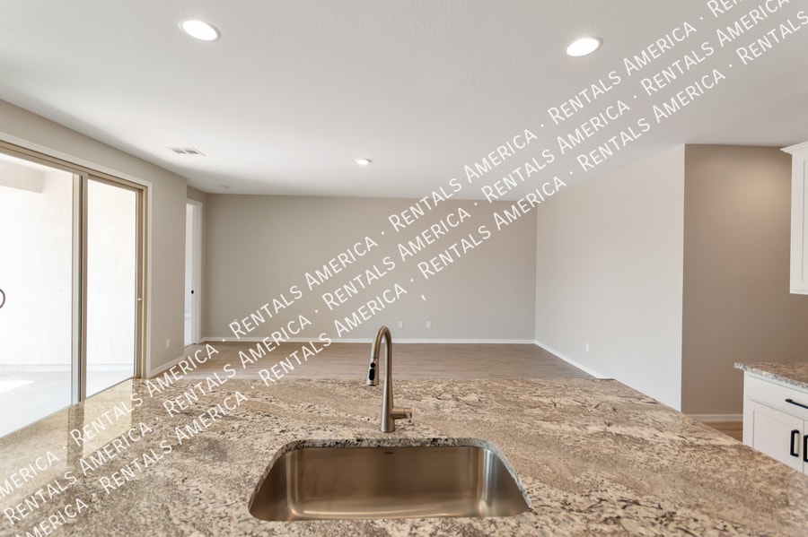 Building Photo - 36033 W San Clemente Ave