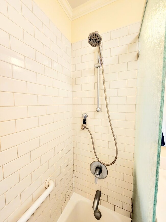 Building Photo - Amazing 1 bedroom with private backyard an...