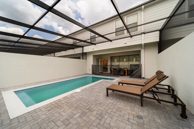 Building Photo - 2422 Dubai St