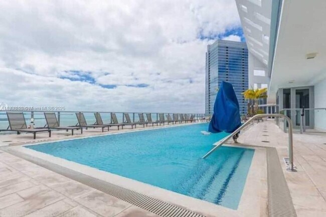 Building Photo - 1300 Brickell Bay Dr