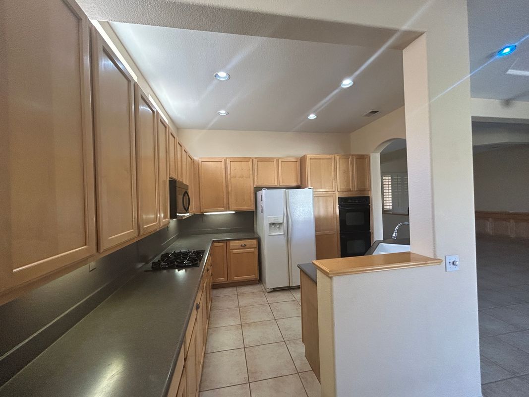 Building Photo - 5034 Singing Hills Dr