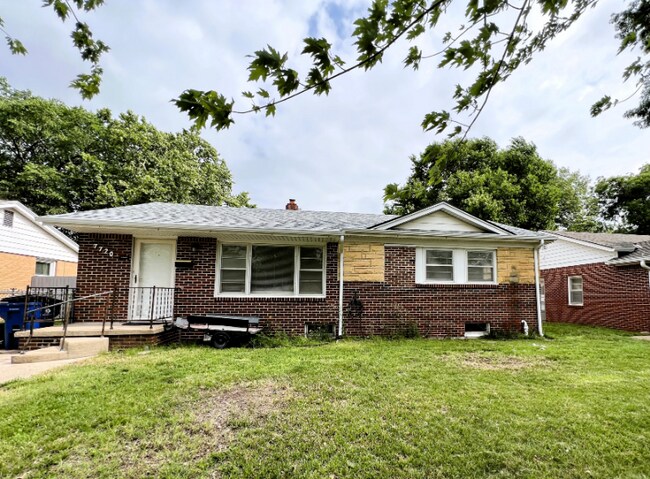 Building Photo - 7720 E Clay St