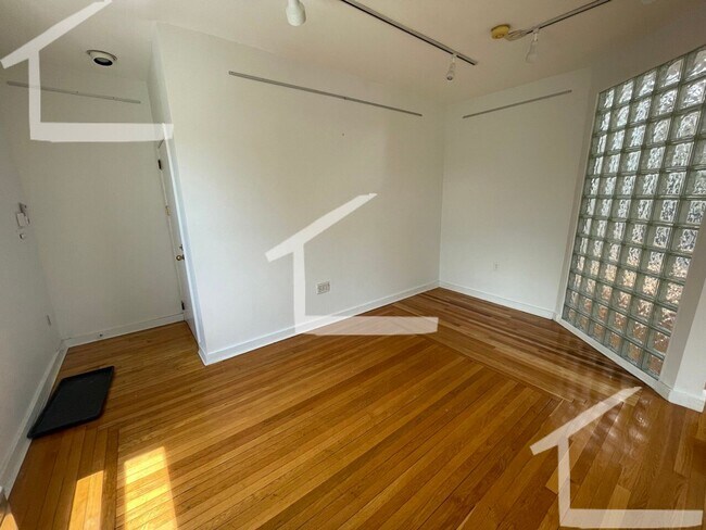 Building Photo - HOT CAMBRIDGE LISTING!!!!!