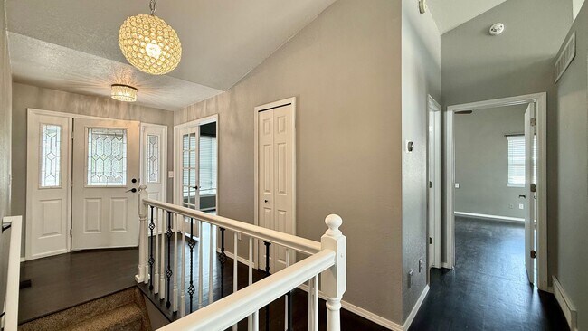 Building Photo - Move in ready home on Hollandale