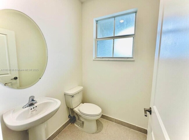 Building Photo - 1658 SE 26th Ter