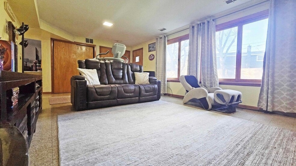 Building Photo - 3312 Madison St