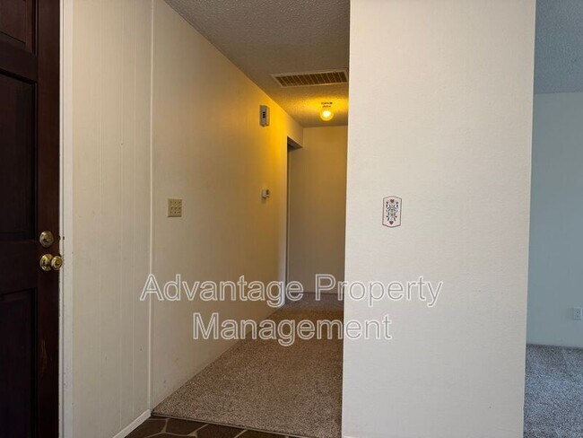Building Photo - 1440 NW Meadowgreen Pl