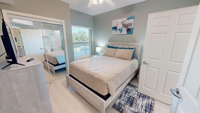 Building Photo - 2228 Beach Dr