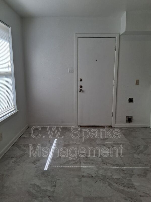 Building Photo - 3021 Avon St