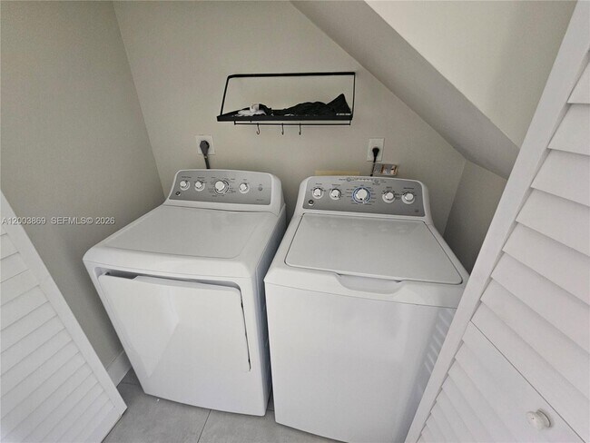 Building Photo - 9846 Hammocks Blvd