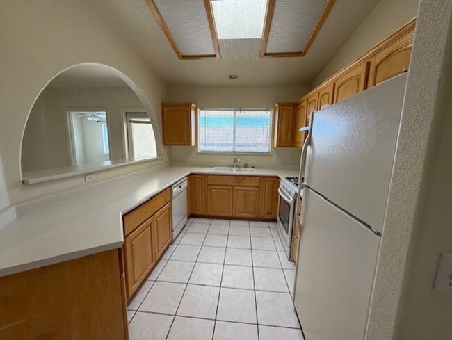 Building Photo - Occupied Do Not Disturb Tenant 3 Bedroom Plus Den & 2 Bath home Contact Property Pros Property Ma...