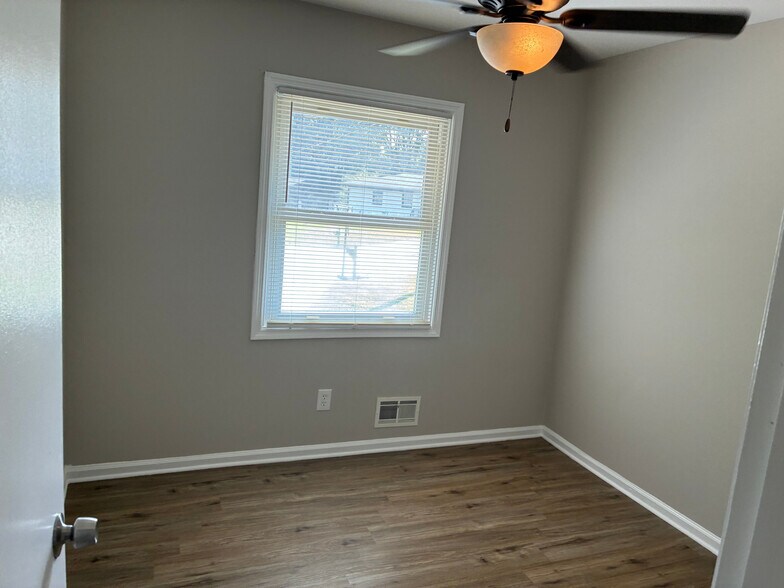 Building Photo - Room in House on Reba Rd