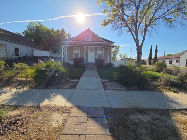Building Photo - Beautiful 2 bedroom home with large detatched garage
