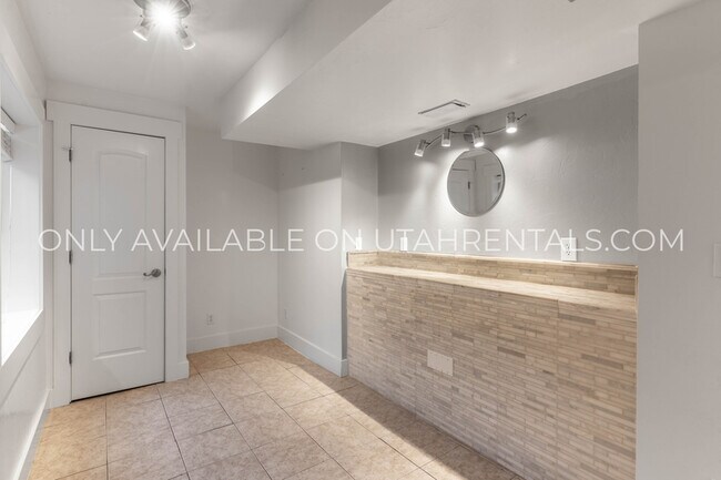 Building Photo - 1595 S 50 W