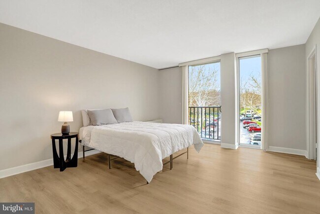 Building Photo - 4600 S Four Mile Run Dr