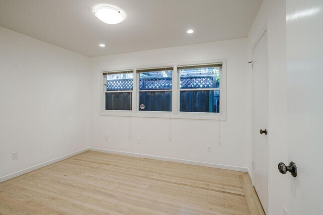 Building Photo - Beautiful 3 Bedroom / 2 Bath Single Family House in Burlingame!