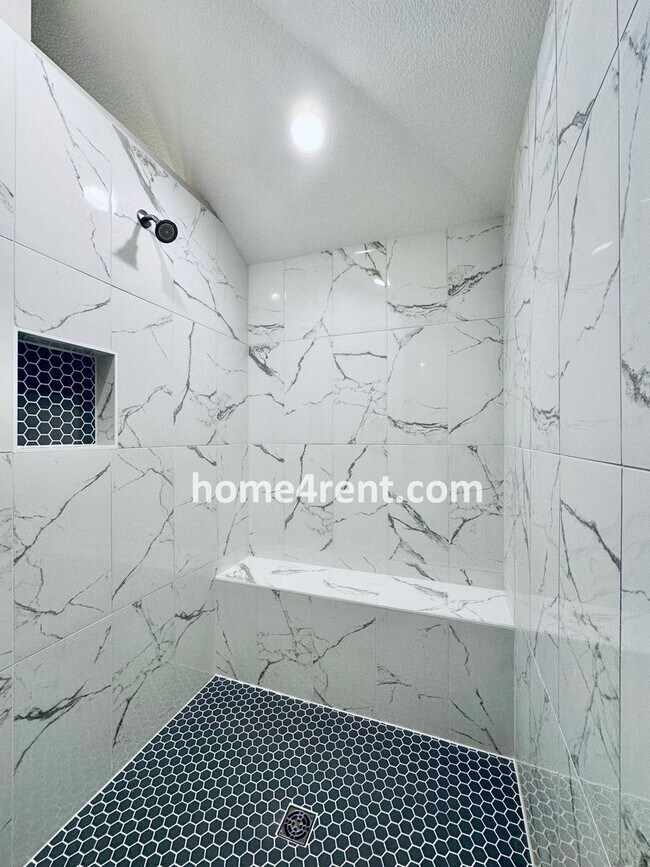 Building Photo - Nearly New Luxury Home in Blue Valley Schools!