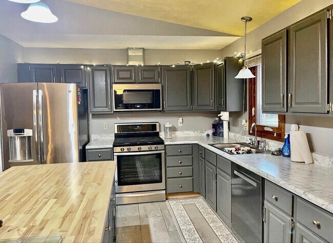 Building Photo - 5910 Thatcher Dr