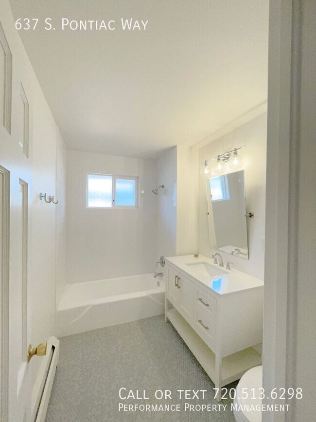 Building Photo - 637 S Pontiac Way