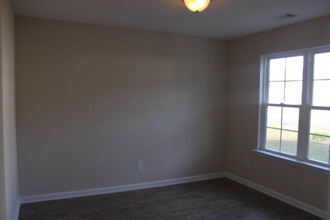 Building Photo - 119 Roswell Dr W