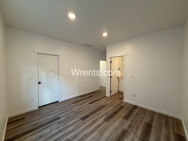 Building Photo - Beautiful 3 Bed/2 Bath Duplex - W/S/G Included