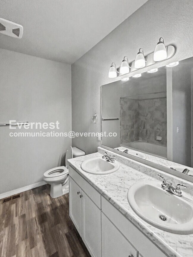 Building Photo - 2 Bed/2 Bath Home with Fenced Yard & Garage / Available Now!