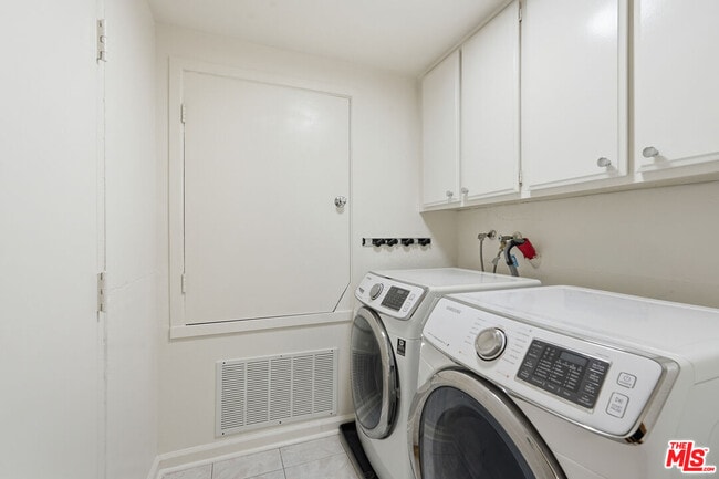 Building Photo - 1557 S Beverly Glen Blvd