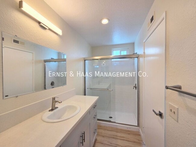 Building Photo - 1219 E Jay St