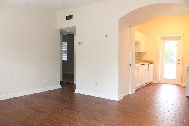 Building Photo - Adorable Mid Century Modern Bungalow in Winter Park!