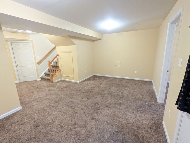 Building Photo - Townhouse in Spring Ridge community - OAKDALE school district - available before the holidays!