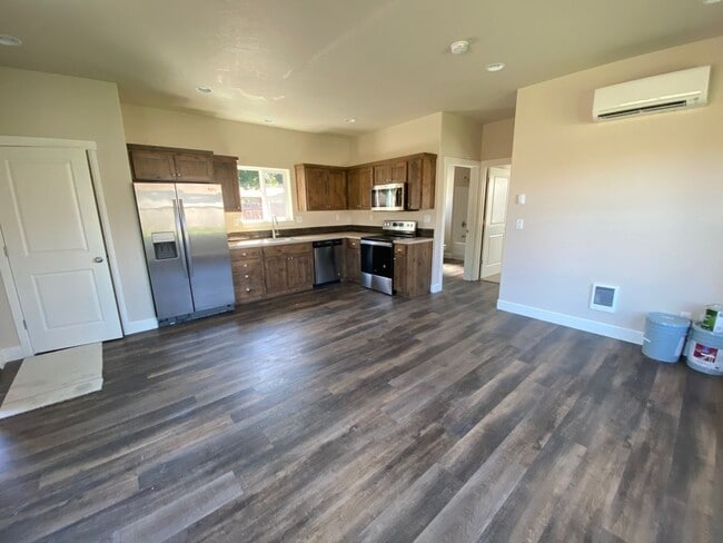 Primary Photo - 1444 NW Canyon Dr