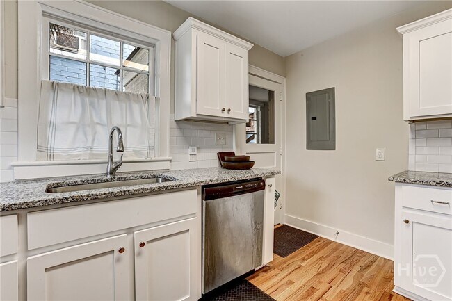 Building Photo - 725 E 53rd St