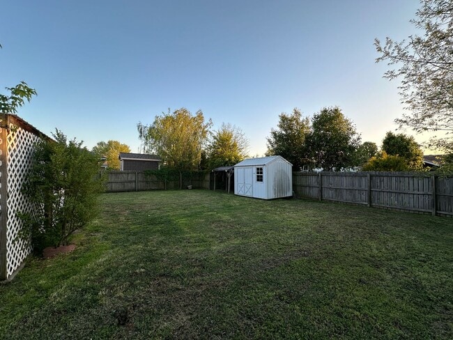 Building Photo - Gorgeously Updated 3 Bed 2 Bath 2 Car Garage