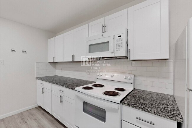 Building Photo - 631 W Baker St