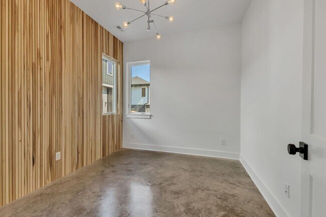 Building Photo - 5917 Robertson Ave