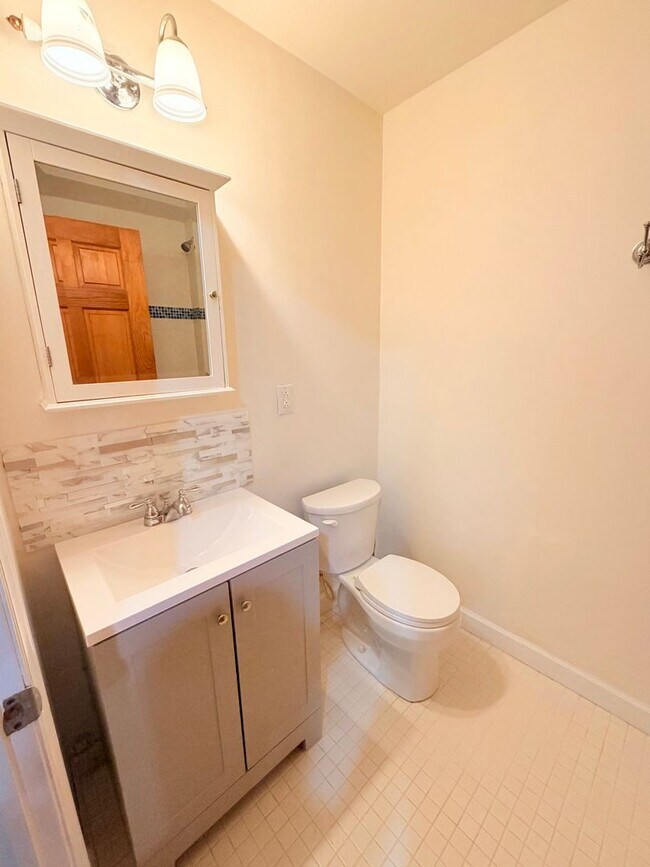 Building Photo - 3 Bed, 2 Bath Pet Friendly Downtown Asheville Location, Available Now - Lawn Care Included!